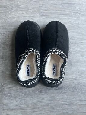 Women Black Slippers Size Us 6-7.
